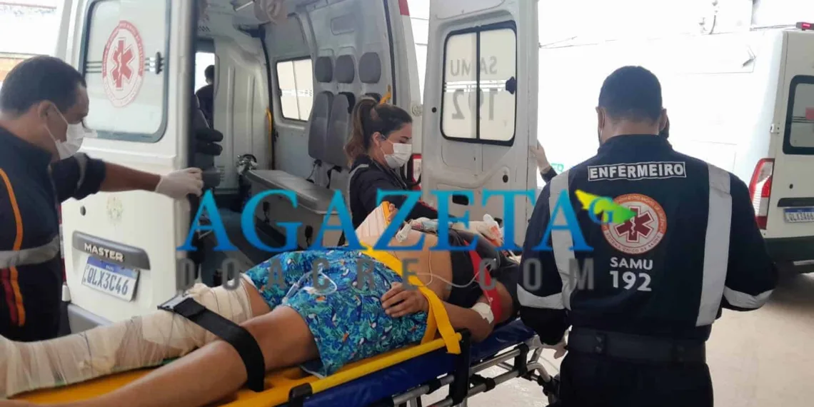 Motociclista e passageira ficam feridos após colisão entre moto e caminhão