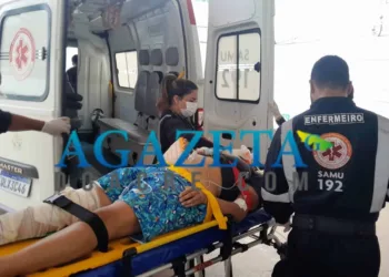 Motociclista e passageira ficam feridos após colisão entre moto e caminhão