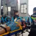 Motociclista e passageira ficam feridos após colisão entre moto e caminhão