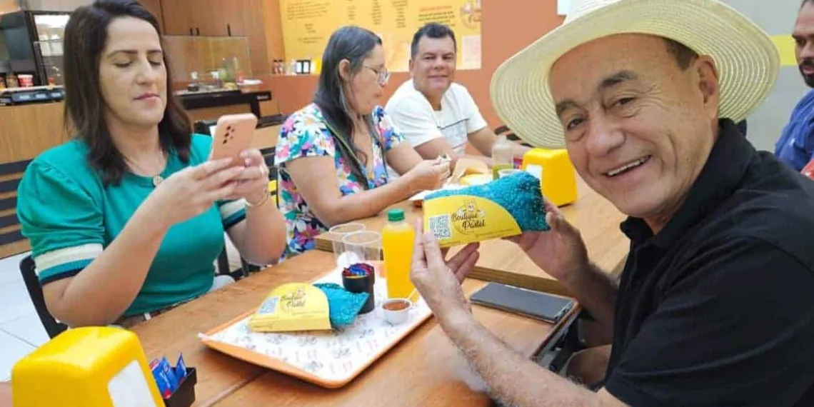 Bocalom e namorada visitam pastelaria em Rio Branco e provam pastel e batata azul: “delícia”