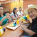 Bocalom e namorada visitam pastelaria em Rio Branco e provam pastel e batata azul: “delícia”