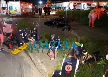 Acidente grave deixa dois adultos e uma criança feridos; moto partiu ao meio