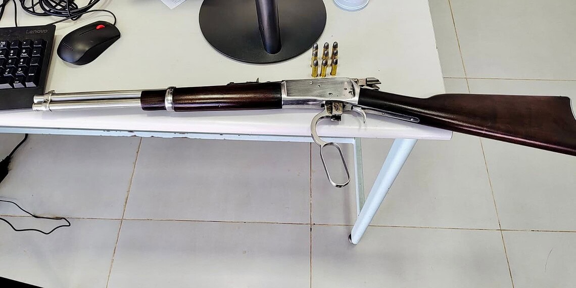 Acusado de agredir a esposa, homem é preso com arma de fogo