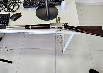 Acusado de agredir a esposa, homem é preso com arma de fogo