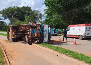 Caminhão de coleta de lixo tomba e motorista é arremessado da cabine