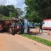 Caminhão de coleta de lixo tomba e motorista é arremessado da cabine