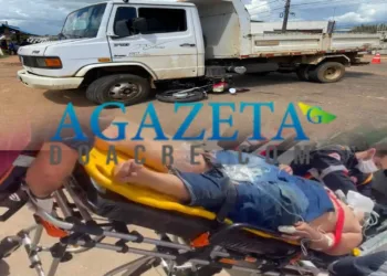 Motoboy fica gravemente ferido após colisão com caçamba; motorista foge sem prestar socorro