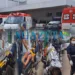Após colisão, motocicletas pegam fogo e quatro pessoas ficam feridas