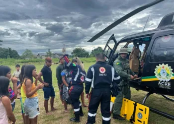 Resgate aéreo, na aldeia Santa Rosa, localizada na Terra Indígena Riozinho, às margens do Rio Iaco, em Assis Brasil. Foto: cedida