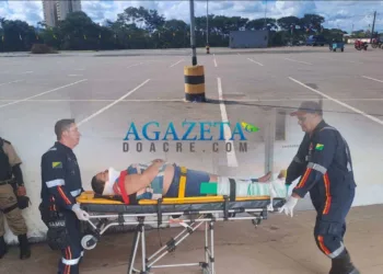 Mulher fica gravemente ferida após colisão em estacionamento de supermercado na capital