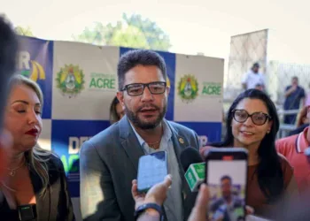 Cameli agradeceu ao senador Márcio Bittar por todo o empenho para ajudar o governo a transformar a vida das pessoas. Foto: José Caminha/Secom