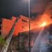 Bombeiros combatem chamas em pousada Garoa, na Avenida Farrapos, em Porto Alegre — Foto: Reprodução