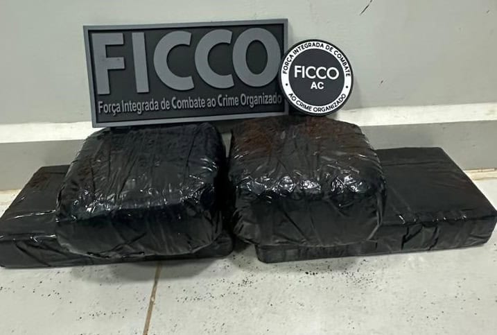 Adolescentes são apreendidos com cinco quilos de cocaína dentro de ônibus no Acre