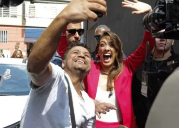 Bia é recebida por inúmeros fãs e comerciantes em sua visita ao Brás, centro comercial popular em São Paulo e faz a alegria dos fãs — Foto: Van Campos/Agnews