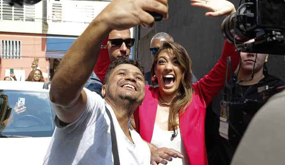 Bia é recebida por inúmeros fãs e comerciantes em sua visita ao Brás, centro comercial popular em São Paulo e faz a alegria dos fãs — Foto: Van Campos/Agnews