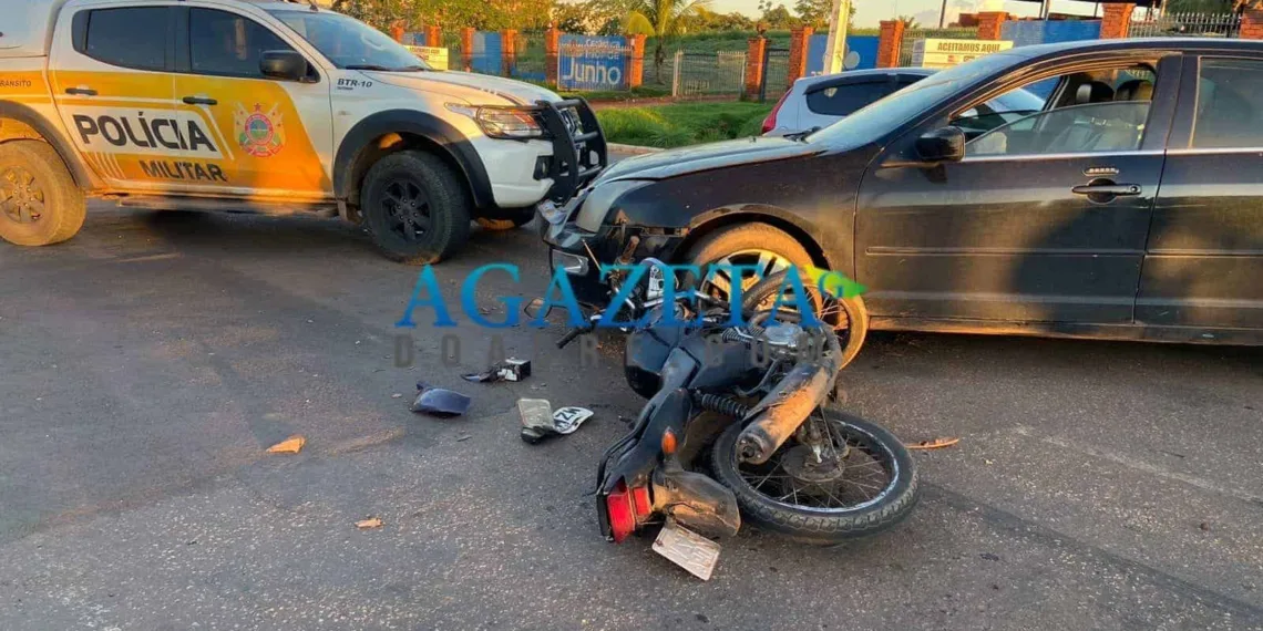 Soldador sofre fratura grave na perna após colidir moto com carro no Calafate