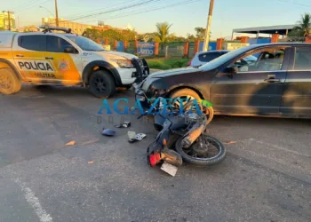 Soldador sofre fratura grave na perna após colidir moto com carro no Calafate