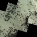 Imagens captadas pela Agência Espacial Europeia revelam fenômeno no planeta vermelho que gera formas semelhantes a aracnídeos. Uma imagem captada recentemente pela sonda ExoMars Trace Gas Orbiter , da Agência Espacial Europeia (ESA), revelou uma série de formações na superfície de Marte que, à primeira vista, se assemelham a um grupo de aranhas.

Essas formações bastante peculiares, encontradas em uma região no polo sul do planeta vermelho chamada de "Cidade Inca", resultam do gelo que, com a mudança do inverno para a primavera marciana, libera gás carbônico, formando canais que vão de 45 metros a um quilômetro de diâmetro.

"Essas pequenas rachaduras se formam quando a luz do sol primaveril recai sobre a cobertura de dióxido de carbono depositada durante os meses escuros de inverno", explicou a ESA.

"A luz solar transforma em gás o gelo de dióxido de carbono que está na base dessa cobertura, o que faz com que se acumule e rompa as placas de gelo superiores. O gás se libera na primavera marciana, arrastando matéria de coloração escura para a superfície e rompendo as camadas de gelo de até um metro de espessura."

O gás, carregado de um pó escuro, é lançado em altas colunas através das fendas no gelo, formando gêiseres e se depositando sobre a superfície, o que cria as manchas escuras observadas nas imagens. Esses processos formam padrões sob o gelo que, vistos de cima, lembram aranhas.

Nasa busca candidatos para participar de simulação da vida em Marte; veja os requisitos
Nasa busca candidatos para participar de simulação da vida em Marte; veja os requisitos

Saiba mais

"Cidade Inca" em Marte
Descoberta em 1972 pela sonda Mariner 9 da Nasa, a "Cidade Inca", também chamada de Angustus Labyrinthus, deve seu nome a cordilheiras lineares, sobre as quais se pensava inicialmente se tratar de dunas de areia petrificada, ou restos de antigas geleiras.

Segundo o portal científico Live Science, descobertas da sonda Mars Orbiter de 2002 indicavam a existência de uma cratera circular de 86 quilômetros de largura, possivelmente criada após um impacto de um corpo celeste. As cristas geométricas poderiam ser formadas pelo magma acumulado após a colisão.

Imagem em perspectiva da "Cidade Inca" em Marte. — Foto: ESA
Imagem em perspectiva da "Cidade Inca" em Marte. — Foto: ESA

Exemplo clássico de pareidolia
O fenômeno que ocorre quando nossas mentes nos enganam, fazendo-nos ver coisas que não existem, é conhecido como pareidolia. É o acontece ao detectarmos rapidamente padrões familiares que podem ter um valor evolutivo para identificar, por exemplo, possíveis perigos, como uma serpente. Daí às vezes enxergarmos coisas que não existem, como as tais "aranhas marcianas".


Formações na superfície de Marte resultam do gelo que, com a mudança do inverno para a primavera marciana, libera gás carbônico em formas que se assemelham a aranhas - Foto: ExoMars TGO/ESA