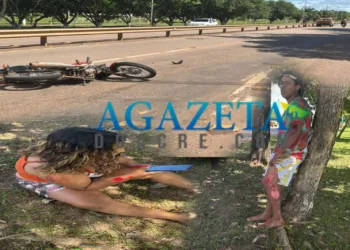 Caminhonete desvia de buracos e colide contra motocicleta na BR-364