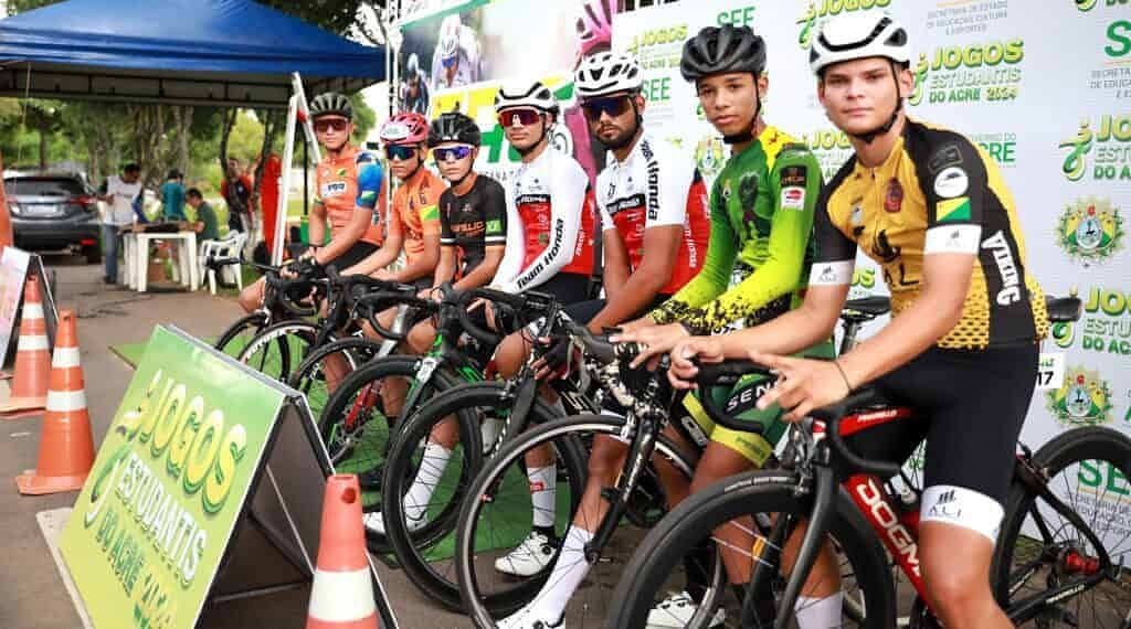 Atletas da categoria masculina de 15 a 17 anos antes da competição. Foto: Mardilson Gomes/SEE
