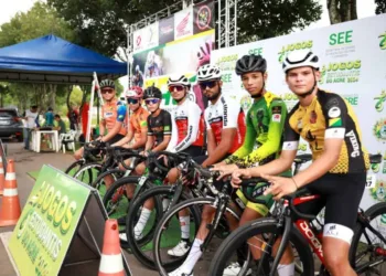 Atletas da categoria masculina de 15 a 17 anos antes da competição. Foto: Mardilson Gomes/SEE