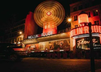 Como ir vestido para o Moulin Rouge?