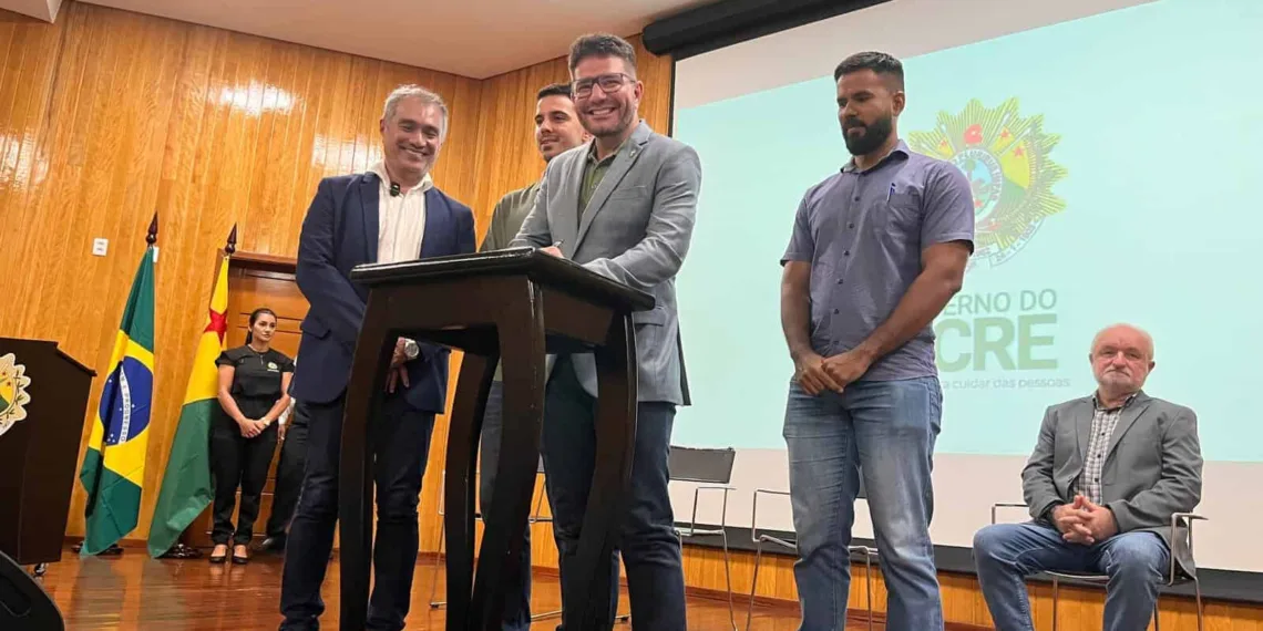Gladson assina ordem de serviço para revitalização da Biblioteca da Floresta: 'peço até desculpas pela demora'