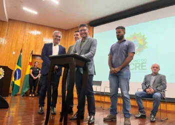 Gladson assina ordem de serviço para revitalização da Biblioteca da Floresta: 'peço até desculpas pela demora'