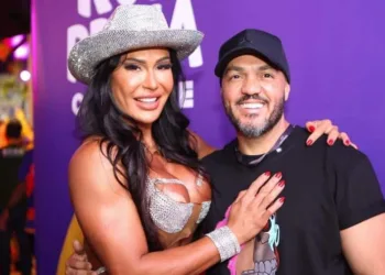 Gracyanne Barbosa e Belo posaram para fotos na Sapucaí Imagem: Lucas Teixeira