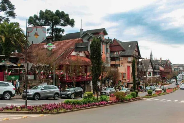 Qual é a situação do turismo em Gramado e Canela