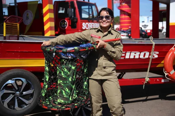 Equipamento criado por bombeira do Acre vai ajudar no resgate de vítimas da enchente no RS