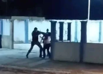 Vídeo mostra mulher sendo agredida por seguranças em hospital no interior do Acre