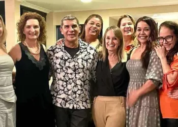 Socorro Poersch anfitrionou grupo de amigos em sua casa para uma noite de degustação por Thiana de Sousa