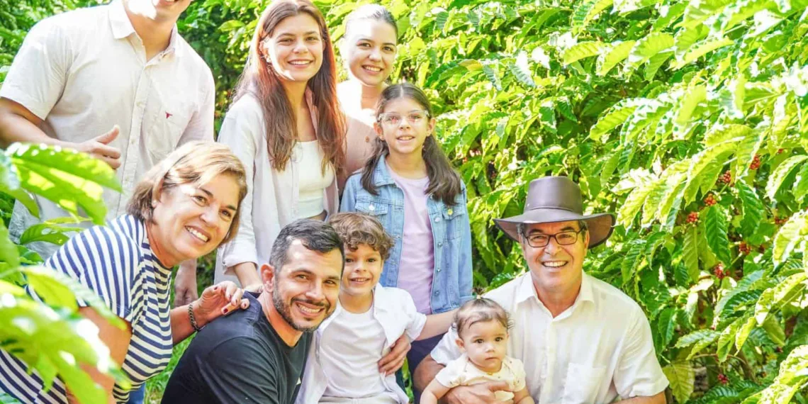 Com celebração religiosa, Jorge Viana faz primeira colheita de café em sua propriedade