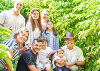 Com celebração religiosa, Jorge Viana faz primeira colheita de café em sua propriedade