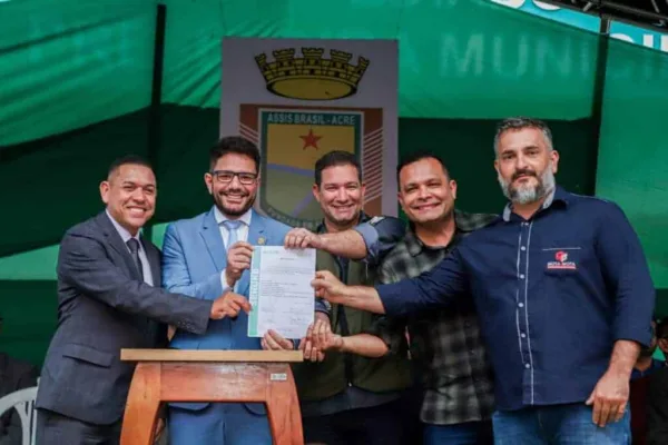 No aniversário de Assis Brasil, Gladson anuncia construção de casas e nova ponte
