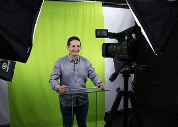 Professor grava videoaula no estúdio do departamento de EaD, do Ieptec. Foto: Ascom Ieptec