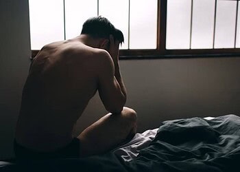 Dor de cabeça depois do sexo? Fenômeno é mais comum que se imagina. Entenda as razões