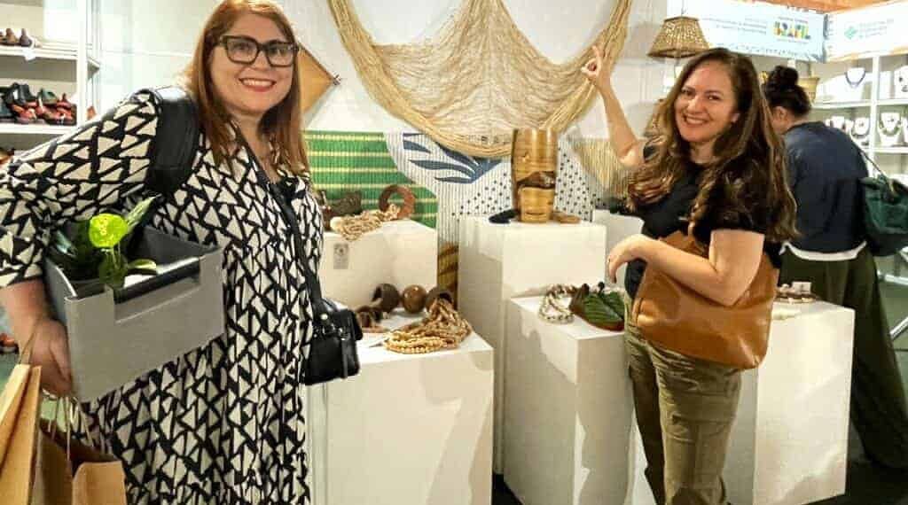 Jornalistas e amigas Karem Silva e Renata Soares (respectivamente da esquerda para a direita), elogiaram o talento e a criatividade dos artesãos acreanos. Foto: Dilma Tavares/Seplan