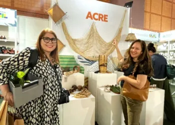 Jornalistas e amigas Karem Silva e Renata Soares (respectivamente da esquerda para a direita), elogiaram o talento e a criatividade dos artesãos acreanos. Foto: Dilma Tavares/Seplan