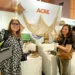 Jornalistas e amigas Karem Silva e Renata Soares (respectivamente da esquerda para a direita), elogiaram o talento e a criatividade dos artesãos acreanos. Foto: Dilma Tavares/Seplan