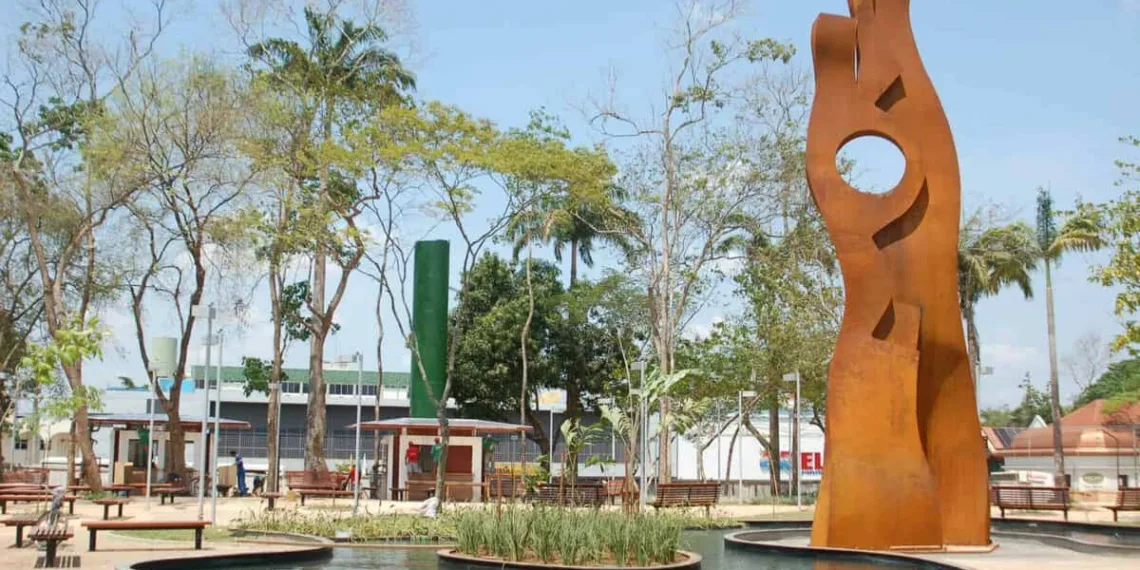 Com microfone aberto, 1º Sarau Poético movimenta a Praça da Revolução