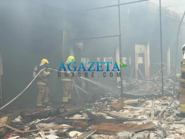 Incêndio atinge prédio abandonado de antigo supermercado em Rio Branco