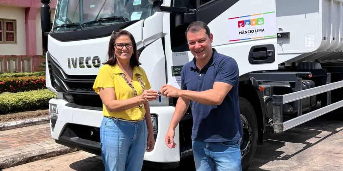 Roberto Duarte contribui para o progresso de Mâncio Lima com a entrega de novos caminhões
