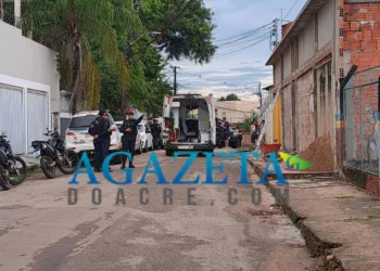Trio tenta assaltar casa no Bosque e policial à paisana atira contra criminoso