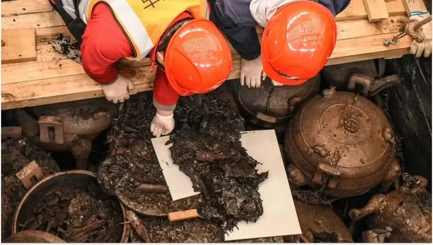 Os pesquisadores enfrentam o saque dos artefatos como um dos problemas com a tumba — Foto: Instituto de Pesquisa Arqueológica e Relíquias Culturais da Província de Anhui