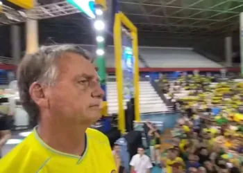 Bolsonaro é transferido para Brasília após quadro de erisipela, diz Eduardo