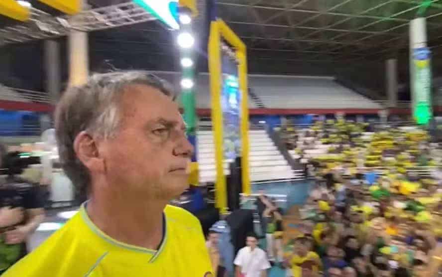 Bolsonaro é transferido para Brasília após quadro de erisipela, diz Eduardo