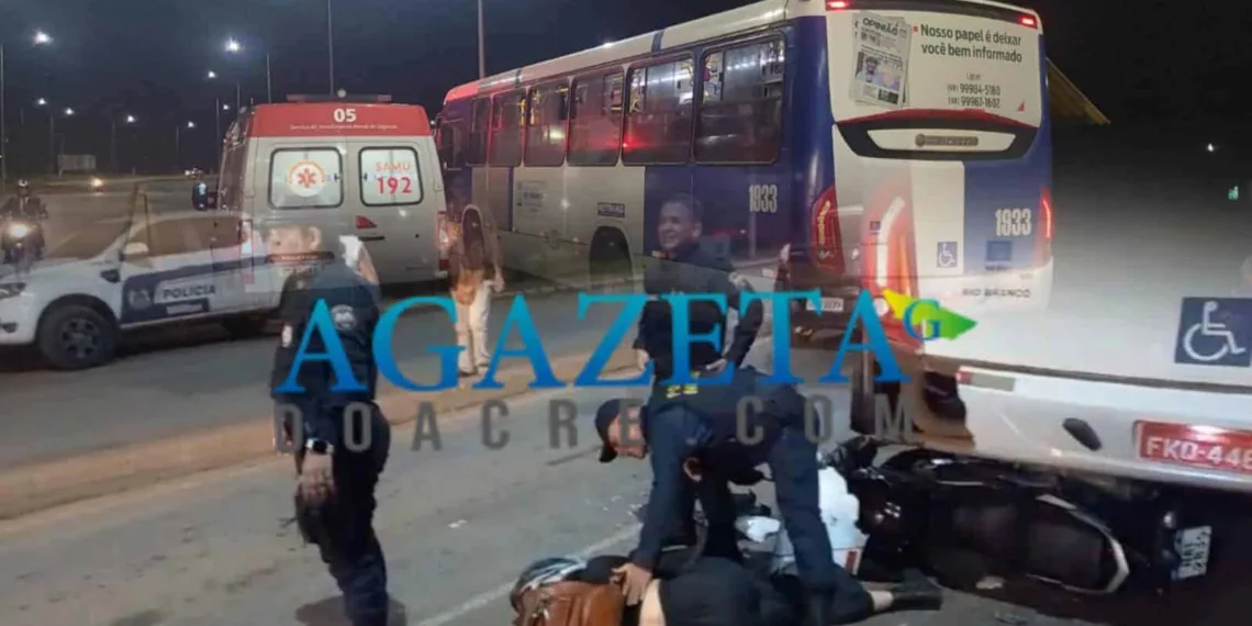 Motociclista colide em traseira de ônibus e tem com fratura exposta grave