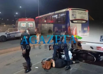 Motociclista colide em traseira de ônibus e tem com fratura exposta grave